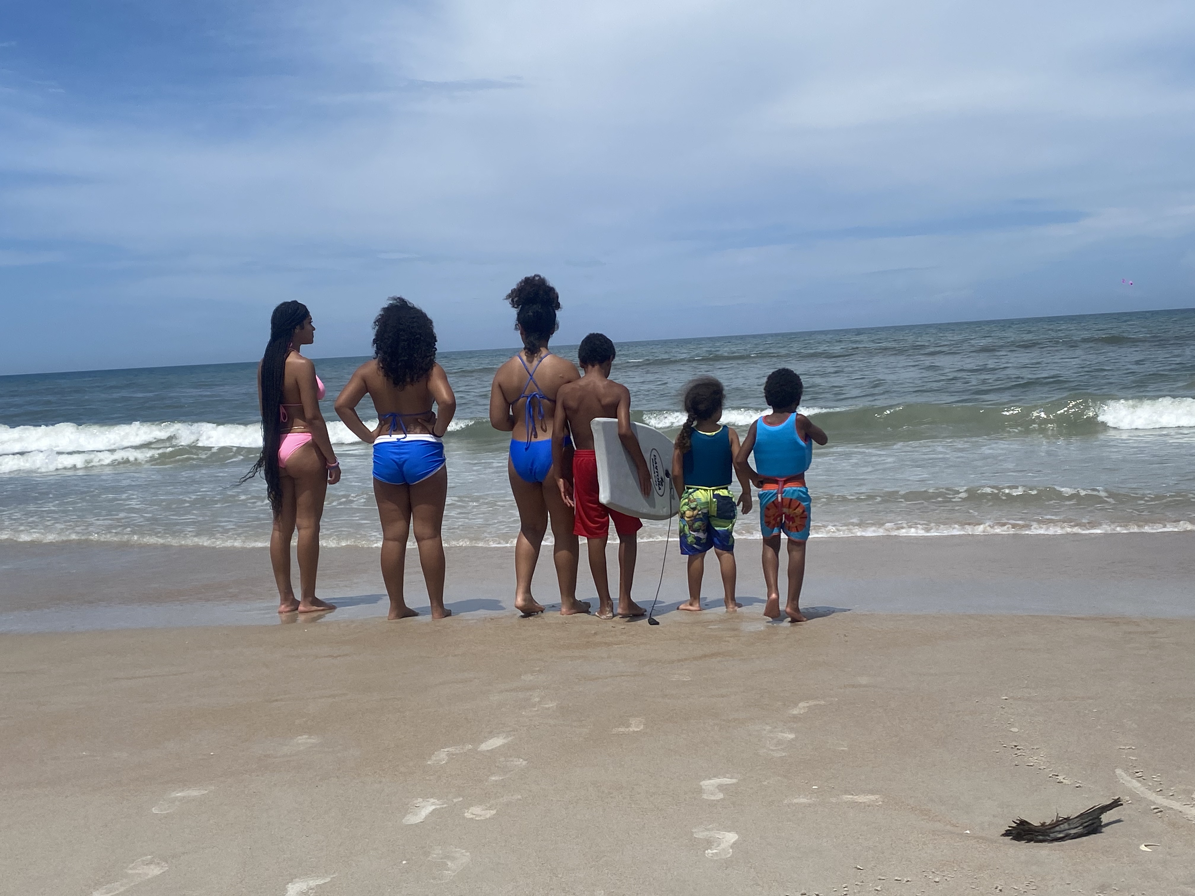 MoNikkii Travel logo